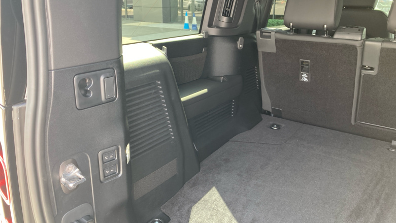 Land Rover Defender 3.0 D350 X-Dynamic SE 130 5dr Auto [8 Seat] Diesel Estate